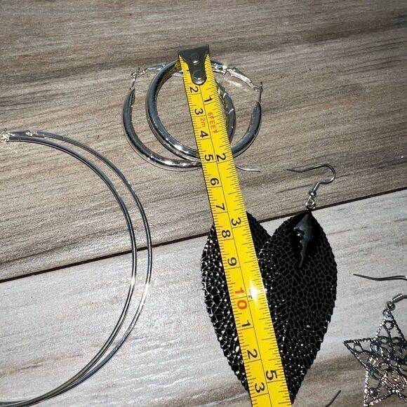 Earrings women’s lot of 5 pairs all silver tone large hoops and dangles all nwot - Picture 9 of 11